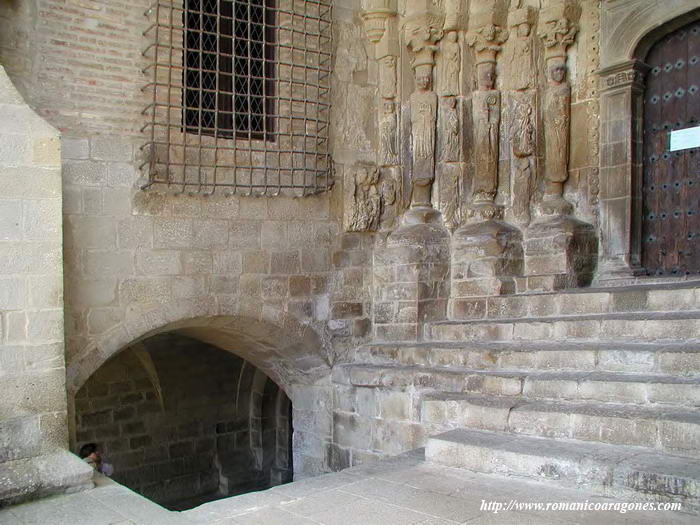 EXTREMO NORTE -CON SU AÑADIDO- DEL PASO ABOVEDADO Y RELACIÓN CON LA PORTADA DEL TEMPLO